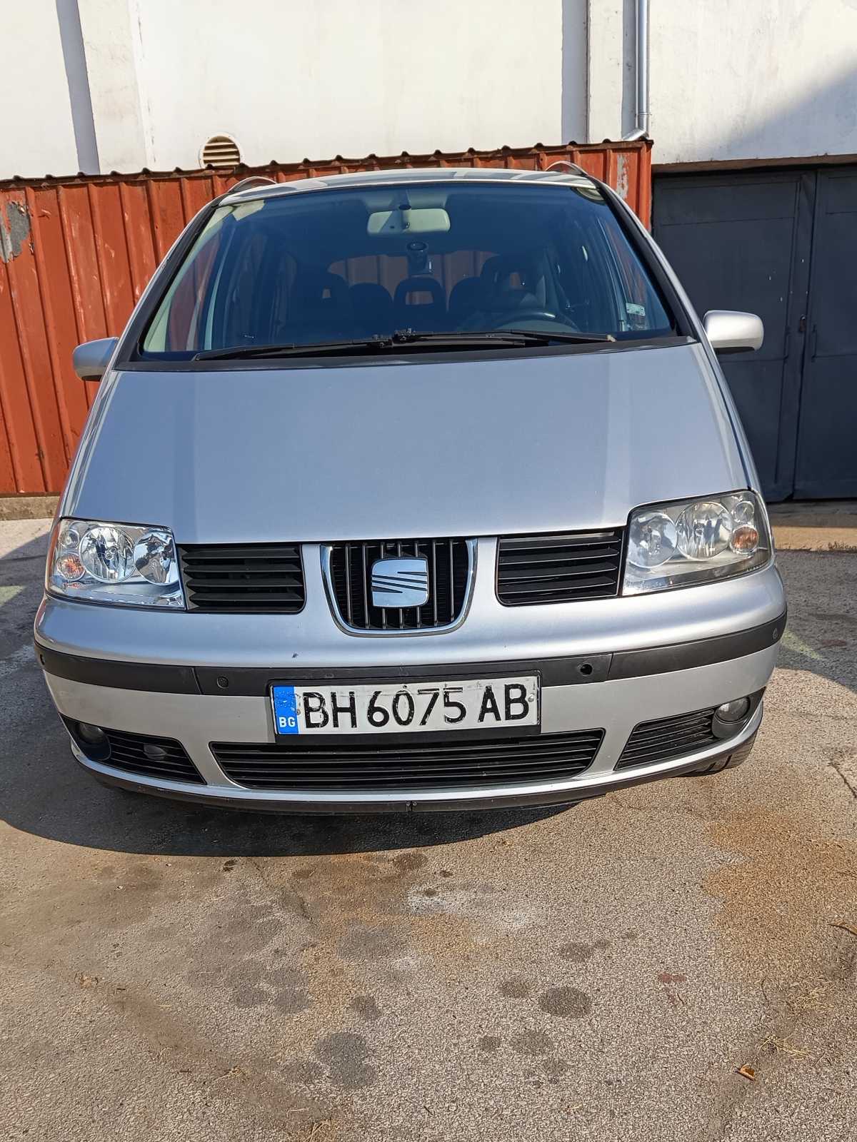 Seat Alhambra под наем във Видин — сребрист миниван, 7 места