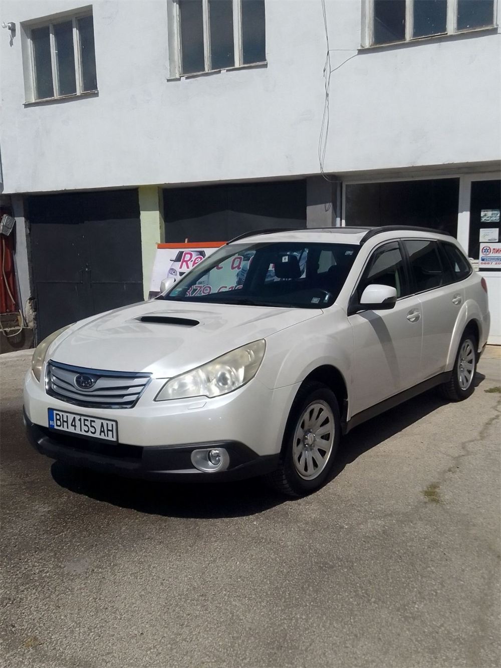 Subaru Outback под наем във Видин — бял комби 4x4